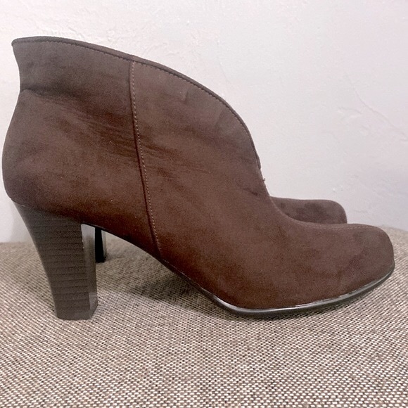 A2 by Aerosols brown suede ankle boots, size 8 1/2M. - Picture 2 of 11